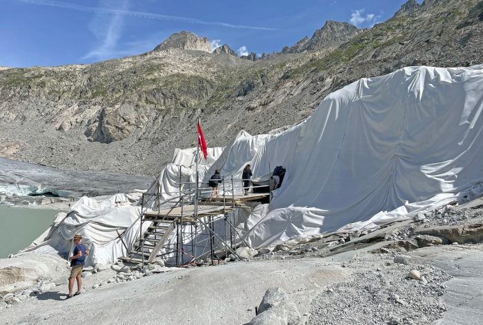 Geotextile sheets in the Rhône Glacier (1)