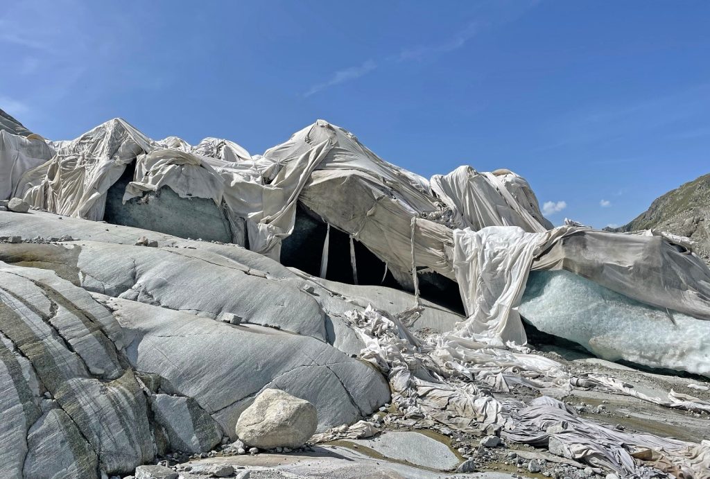 Geotextile sheets in the Rhône Glacier (3)